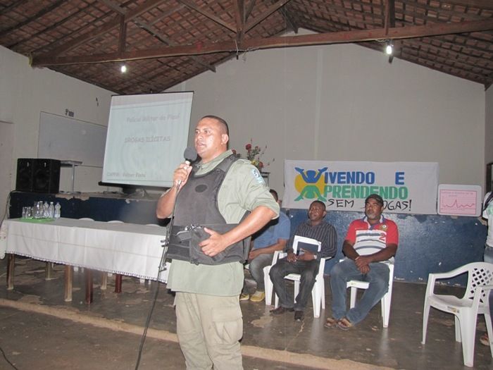 Comandante de Polícia ministra palestra sobre drogas e alcoolismo em projeto do Projovem  - Imagem 3