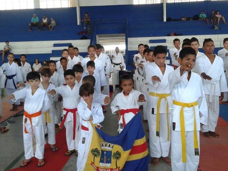 Evento de karatê leva competidores de várias cidades para Oeiras