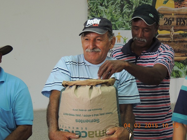 Agricultores familiares de Monsenhor Gil recebem sementes de milho e feijão - Imagem 9