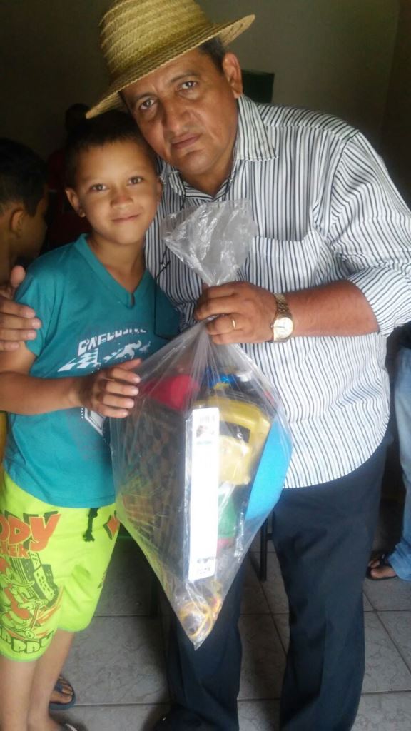 Prefeito Zé Resende entrega presente para crianças, nas escolas do município. - Imagem 3