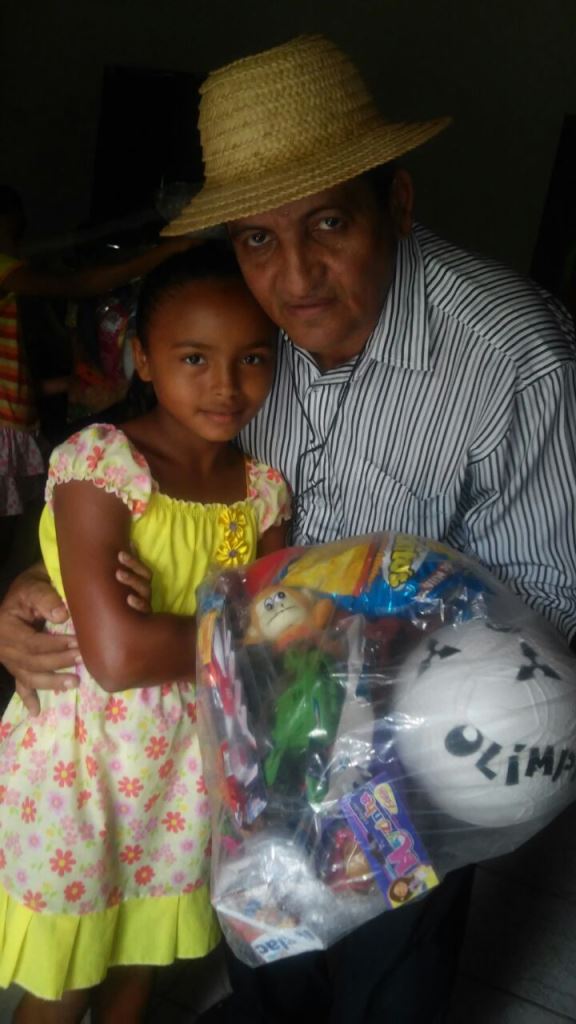 Prefeito Zé Resende entrega presente para crianças, nas escolas do município. - Imagem 8