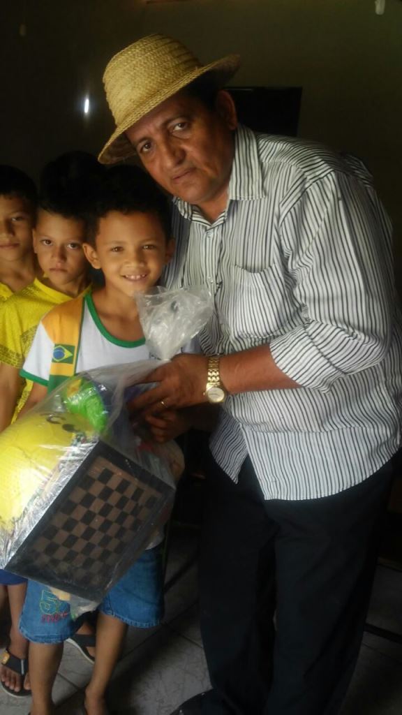 Prefeito Zé Resende entrega presente para crianças, nas escolas do município. - Imagem 5