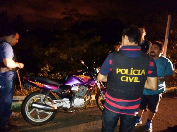 Dupla tenta fugir em moto roubada e são presos pela polícia em Campo Maior - Imagem 1