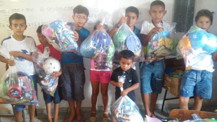 Prefeito Zé Resende entrega presente para crianças, nas escolas do município. - Imagem 13