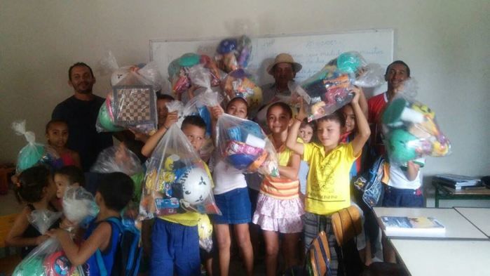 Prefeito Zé Resende entrega presente para crianças, nas escolas do município. - Imagem 7
