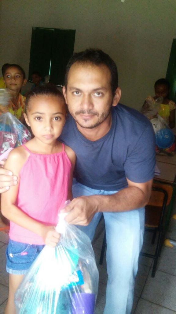 Prefeito Zé Resende entrega presente para crianças, nas escolas do município. - Imagem 6