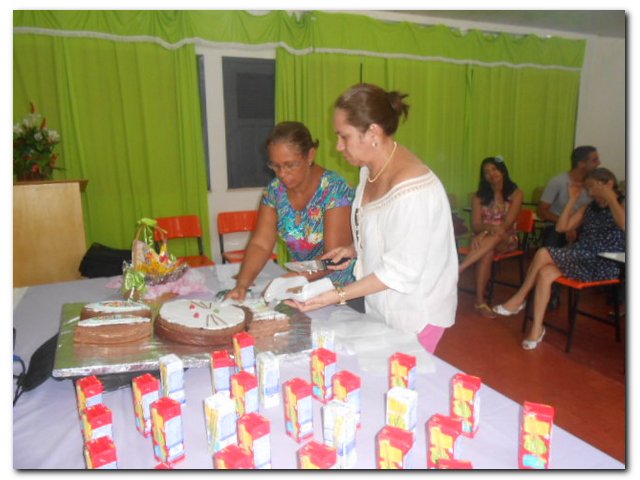 Secretária Municipal de Educação Maria Nilcimar se confraterniza com os funcionários  - Imagem 19