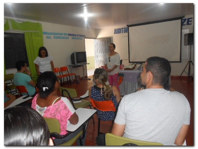 Secretária Municipal de Educação Maria Nilcimar se confraterniza com os funcionários  - Imagem 8