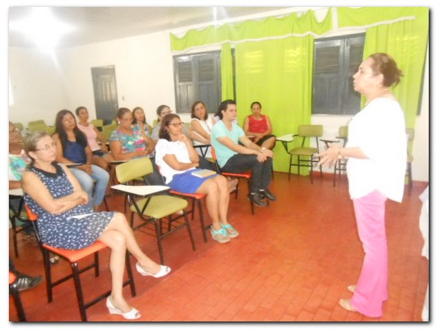 Secretária Municipal de Educação Maria Nilcimar se confraterniza com os funcionários  - Imagem 4