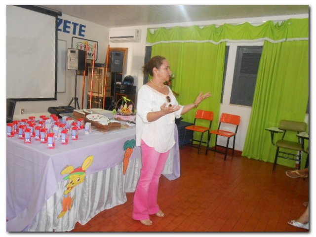 Secretária Municipal de Educação Maria Nilcimar se confraterniza com os funcionários  - Imagem 3