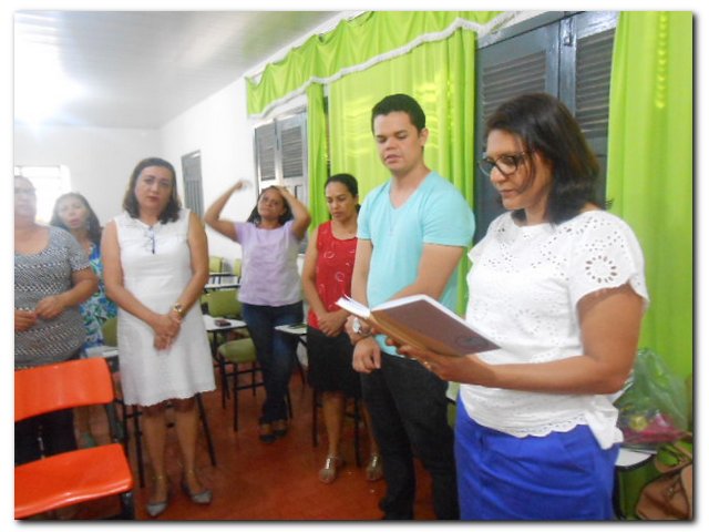 Secretária Municipal de Educação Maria Nilcimar se confraterniza com os funcionários  - Imagem 9