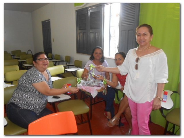 Secretária Municipal de Educação Maria Nilcimar se confraterniza com os funcionários  - Imagem 22