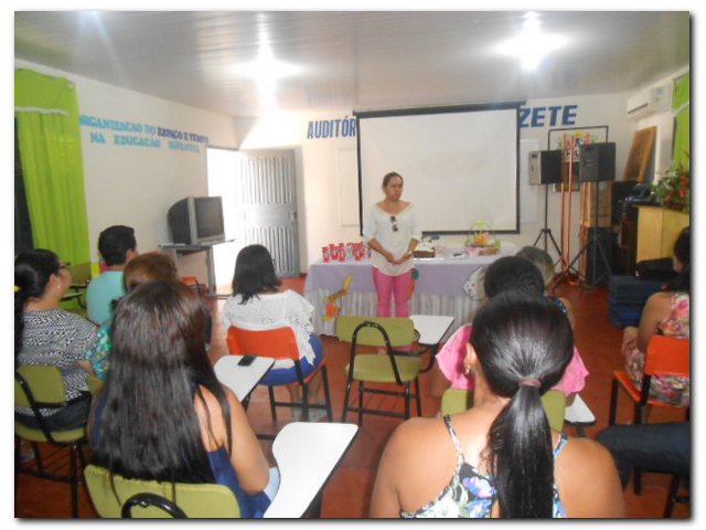 Secretária Municipal de Educação Maria Nilcimar se confraterniza com os funcionários  - Imagem 7