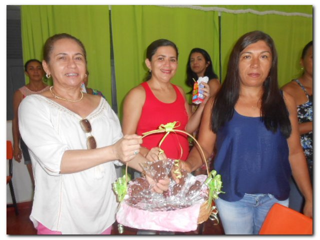 Secretária Municipal de Educação Maria Nilcimar se confraterniza com os funcionários  - Imagem 23