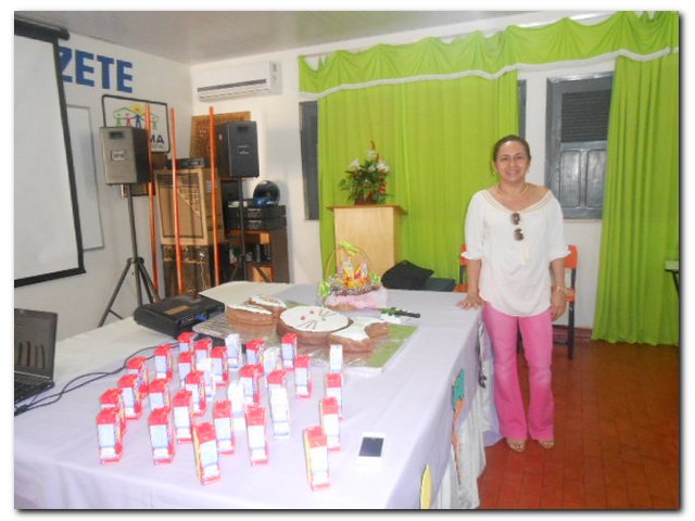 Secretária Municipal de Educação Maria Nilcimar se confraterniza com os funcionários  - Imagem 2