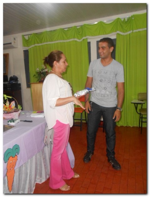 Secretária Municipal de Educação Maria Nilcimar se confraterniza com os funcionários  - Imagem 16