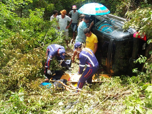 Motorista perde o controle na PI-113 e vira na entrada de Barras - Imagem 1