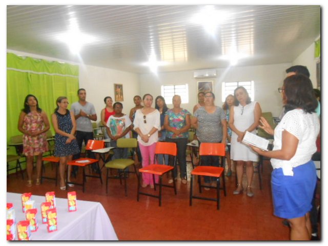 Secretária Municipal de Educação Maria Nilcimar se confraterniza com os funcionários  - Imagem 12