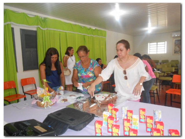 Secretária Municipal de Educação Maria Nilcimar se confraterniza com os funcionários  - Imagem 20