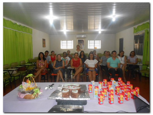 Secretária Municipal de Educação Maria Nilcimar se confraterniza com os funcionários  - Imagem 1