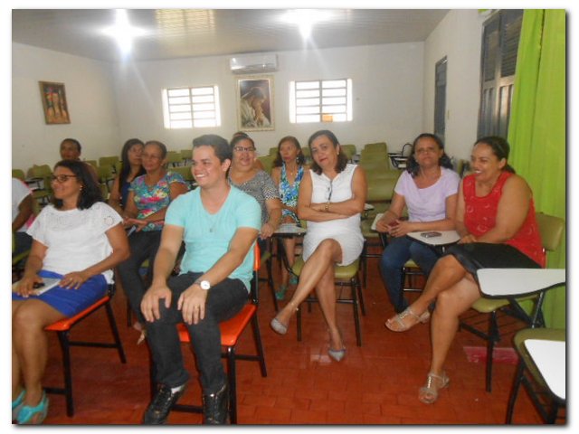 Secretária Municipal de Educação Maria Nilcimar se confraterniza com os funcionários  - Imagem 5