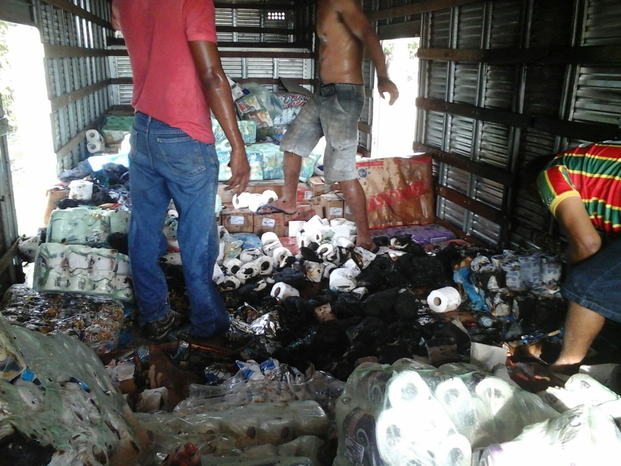 Incêndio em carga de caminhão baú causa desespero em pessoas na cidade de Boa Hora