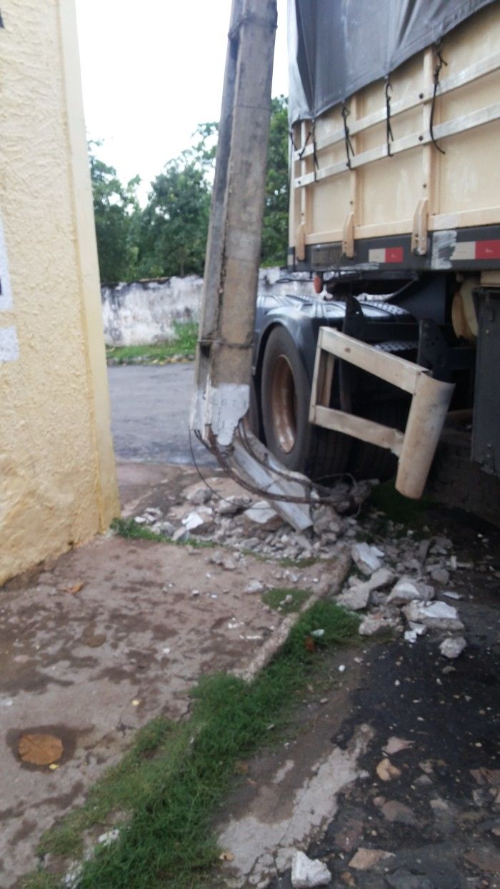 Caminhão bate em poste e deixa ruas e casas sem energia elétrica   - Imagem 3