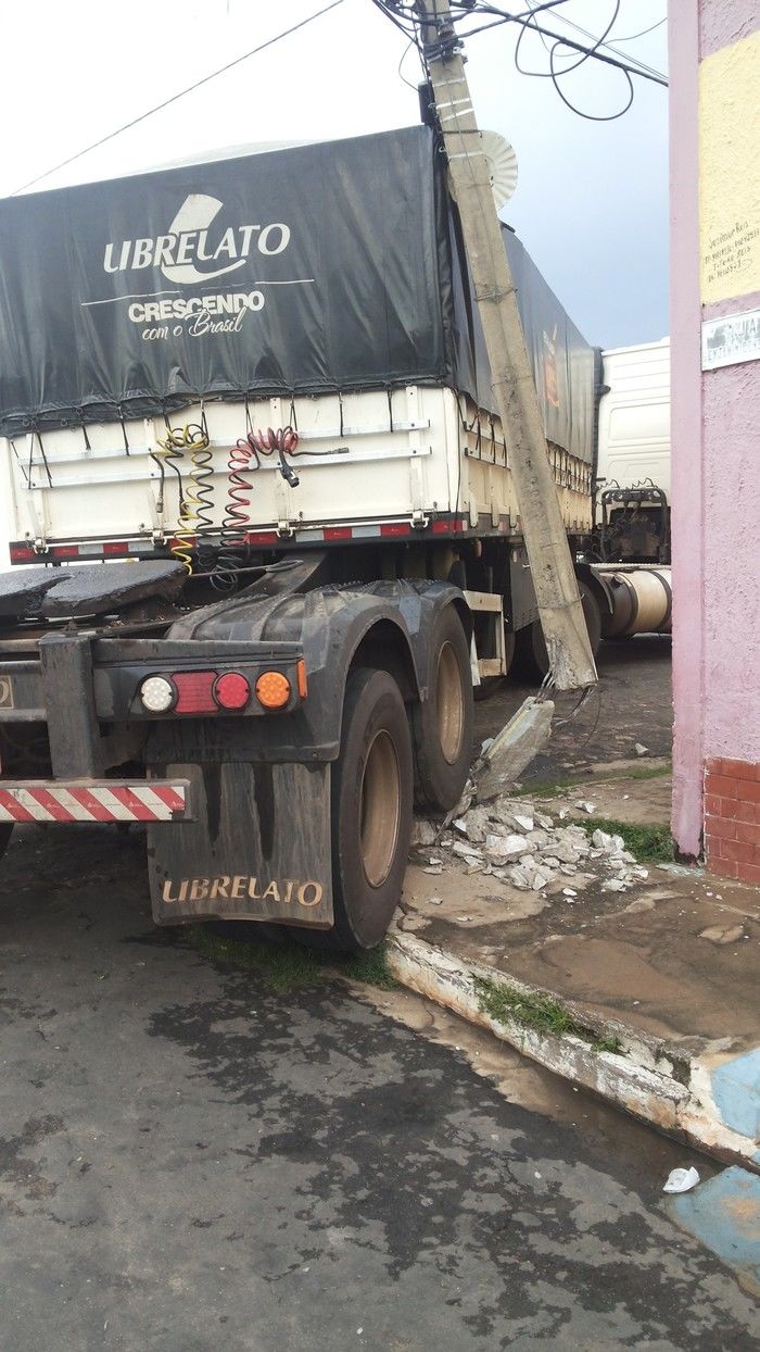 Caminhão bate em poste e deixa ruas e casas sem energia elétrica   - Imagem 1