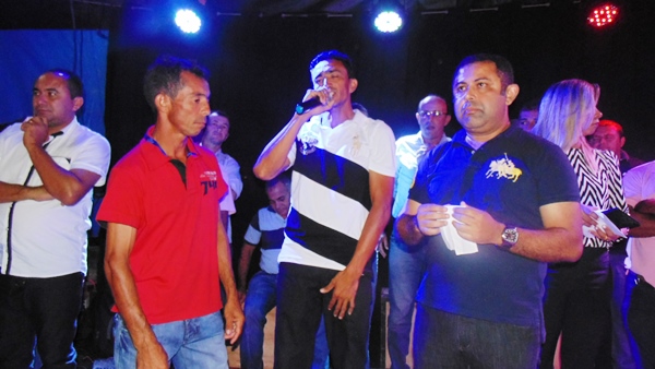 Prefeito e autoridades fazem entrega de prêmios  a vencedores de competições - Imagem 35