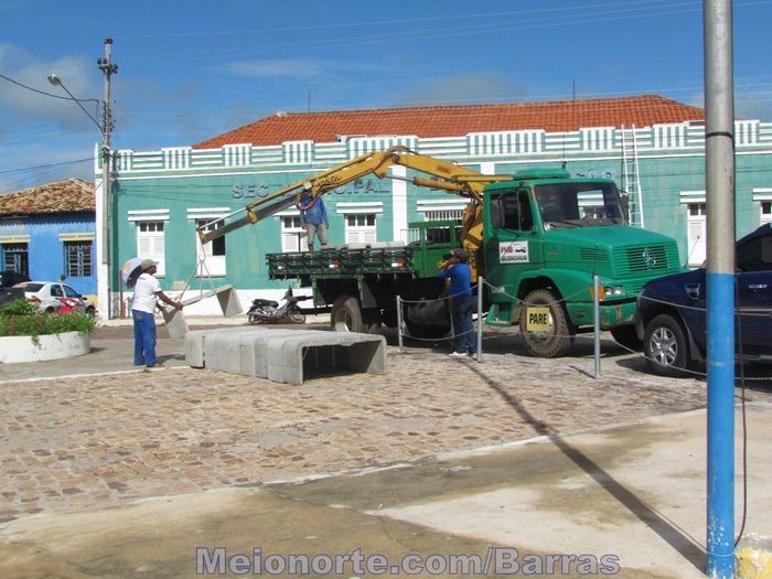Praça da Matriz recebe novos bancos. - Imagem 4