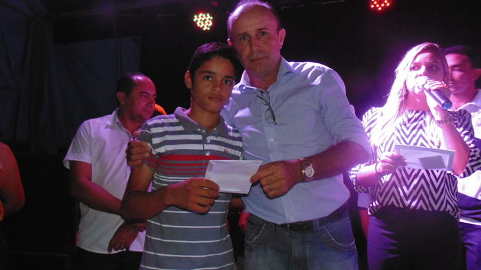 Prefeito e autoridades fazem entrega de prêmios  a vencedores de competições - Imagem 6