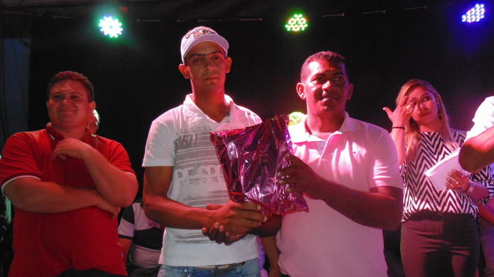Prefeito e autoridades fazem entrega de prêmios  a vencedores de competições - Imagem 26