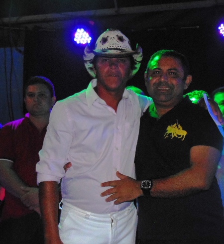 Prefeito e autoridades fazem entrega de prêmios  a vencedores de competições - Imagem 31