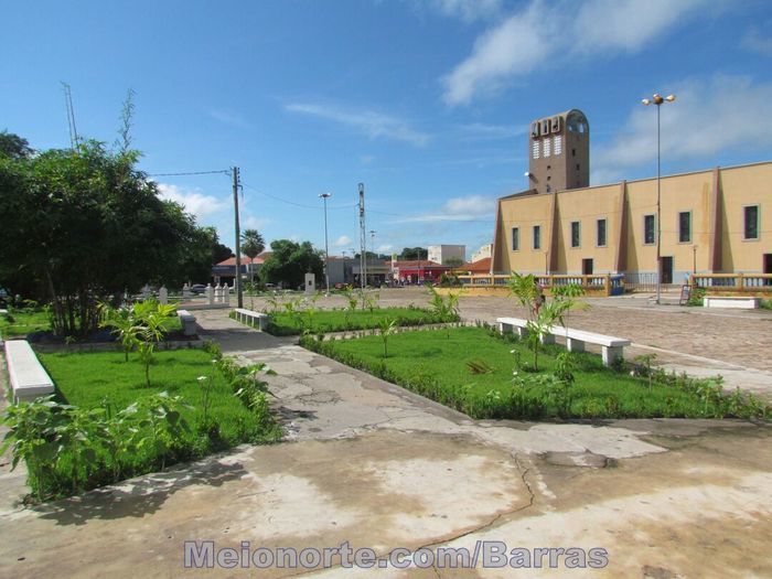 Praça da Matriz recebe novos bancos. - Imagem 5