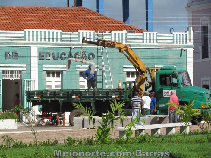 Praça da Matriz recebe novos bancos. - Imagem 2