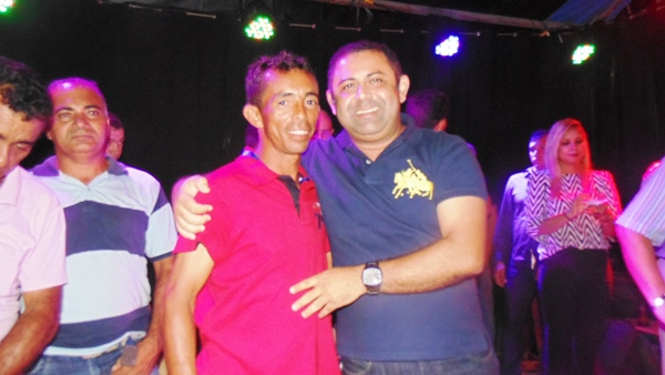 Prefeito e autoridades fazem entrega de prêmios  a vencedores de competições - Imagem 38