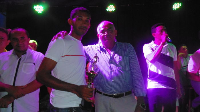 Prefeito e autoridades fazem entrega de prêmios  a vencedores de competições - Imagem 19