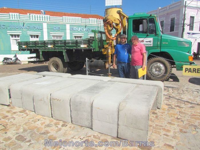 Praça da Matriz recebe novos bancos. - Imagem 1