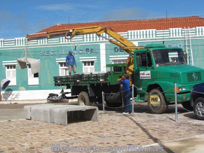 Praça da Matriz recebe novos bancos. - Imagem 3