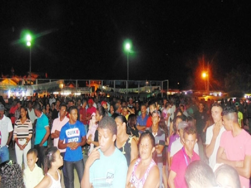 Festividade do aniversário da cidade de Santo Inácio do Piauí termina com show em praça pública