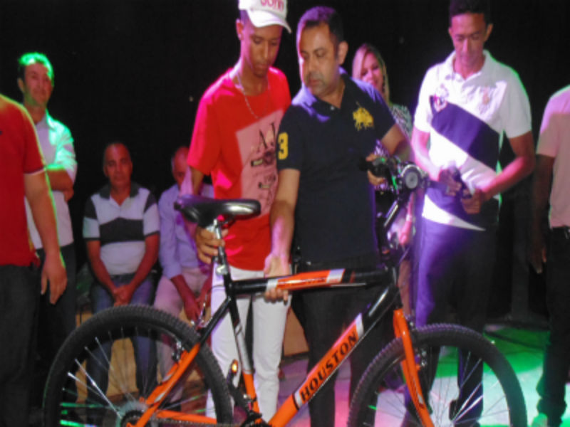 Prefeito e autoridades fazem entrega de prêmios  a vencedores de competições