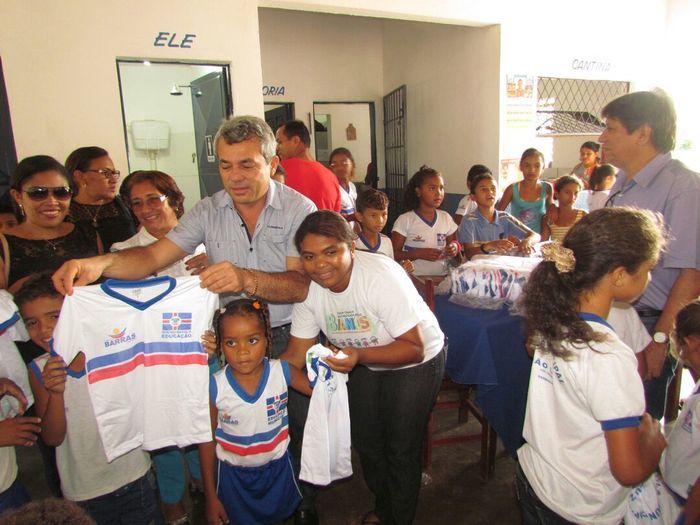 Alunos da rede municipal de Barras recebem fardamento escolar - Imagem 42