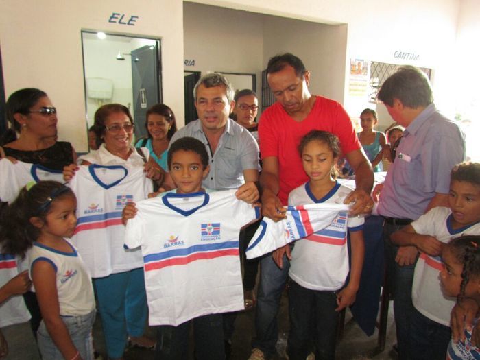 Alunos da rede municipal de Barras recebem fardamento escolar - Imagem 41