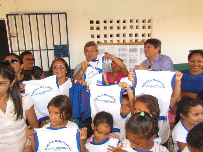 Alunos da rede municipal de Barras recebem fardamento escolar - Imagem 39