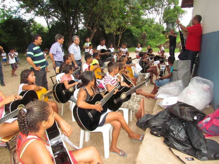Alunos da rede municipal de Barras recebem fardamento escolar - Imagem 8