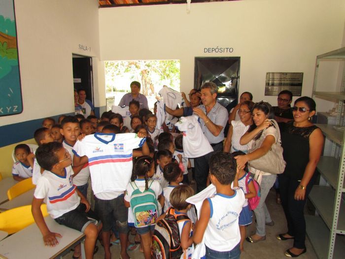 Alunos da rede municipal de Barras recebem fardamento escolar - Imagem 30