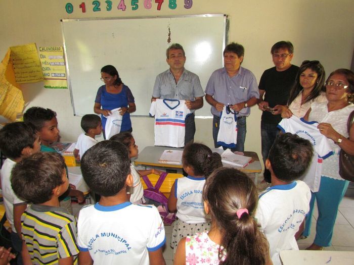 Alunos da rede municipal de Barras recebem fardamento escolar - Imagem 19