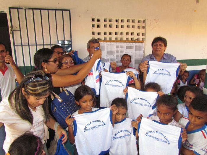 Alunos da rede municipal de Barras recebem fardamento escolar - Imagem 40