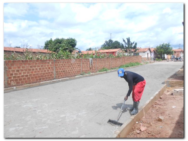 Prefeitura Municipal de Inhuma beneficia com Pavimentação moradores da Rua José Carlos Leal - Imagem 2