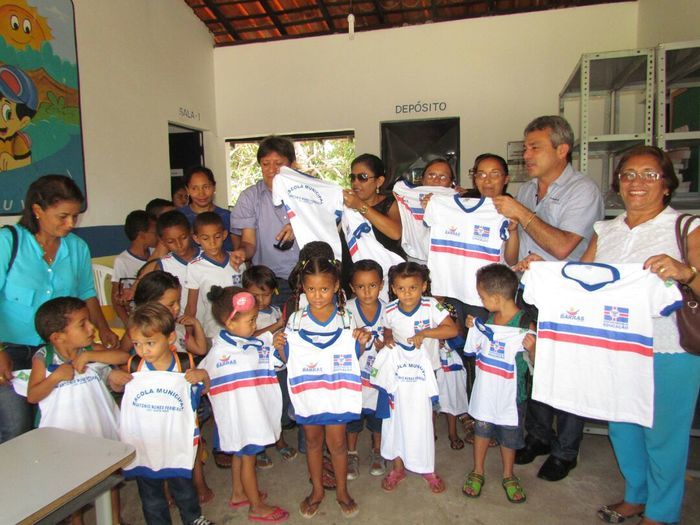 Alunos da rede municipal de Barras recebem fardamento escolar - Imagem 29